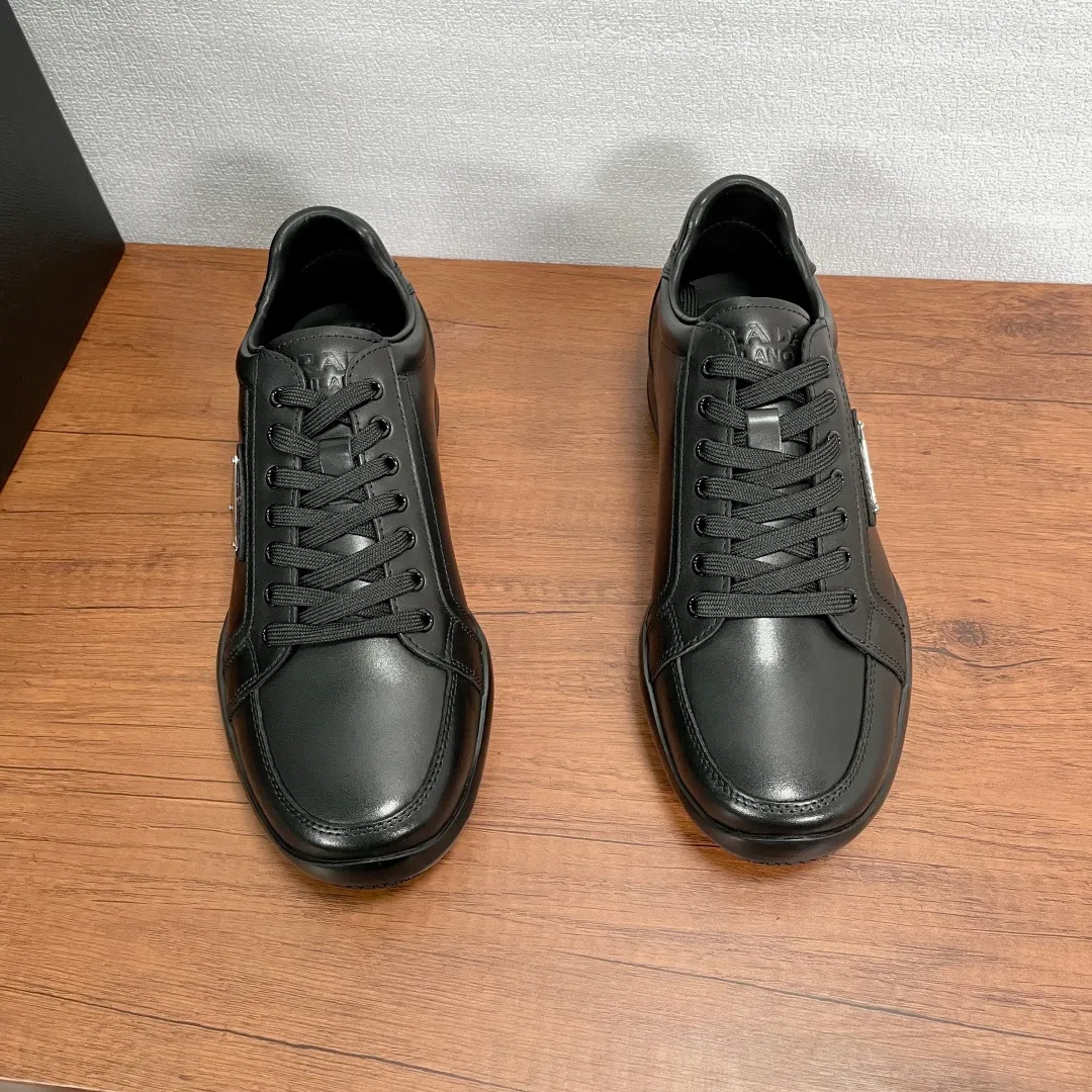 💰720 Code: YS003342 Prada/Prada men’s new leather sneakers. This sneaker is made of imported calf leather and is inspired by classic aesthetic concepts. The tongue is decorated with the recognizable P RADA MILANO embossed logo, the outside is decorated with the classic triangular metal enamel logo, and the all-metal enamel eyelets further enhance the style. Equipped with 3.5cm iconic red label lightweight elastic rubber soles, fabric and cowhide mixed lining, and silk-printed logo cowhide foot pads. The style is versatile and durable, comfortable and breathable, and comes with a full set of original packaging dust bags! Size: 39-40-41-42-43-44 Standard leather shoe size (45 can be customized but returns and exchanges are not supported) Item number: 2EE768 black